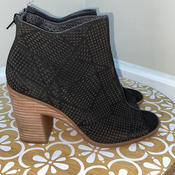 NWT Lucky Brand black nubuck Vacob open toe perforated bootie, 7.5 - Picture 11 of 14